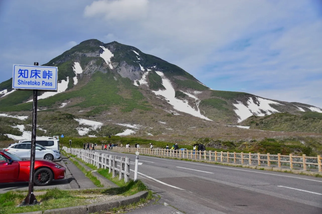 知床横断道路　残雪と新緑が織りなす絶景ドライブ